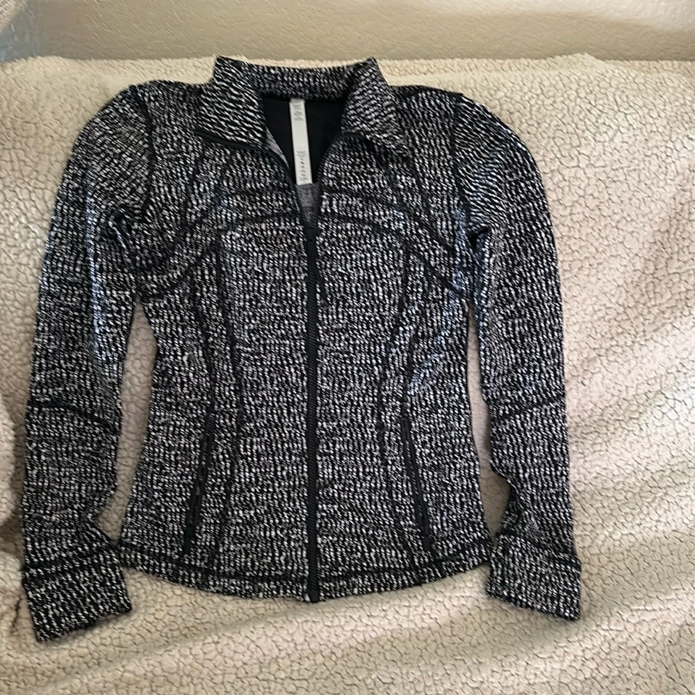 LuluLemon Define Jacket *Luon - worn once - Tags removed - Size 8